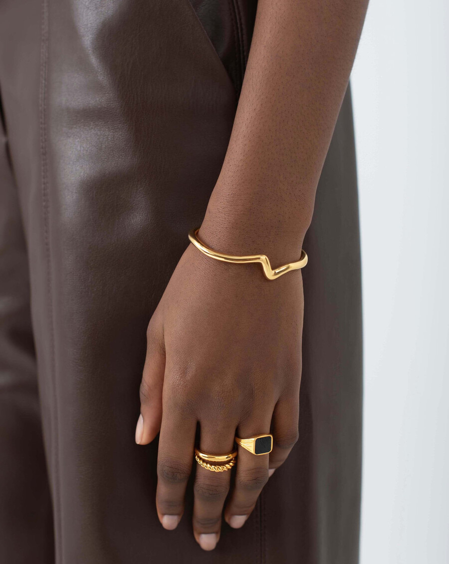 bracelet manchette en or à effet vague fondue