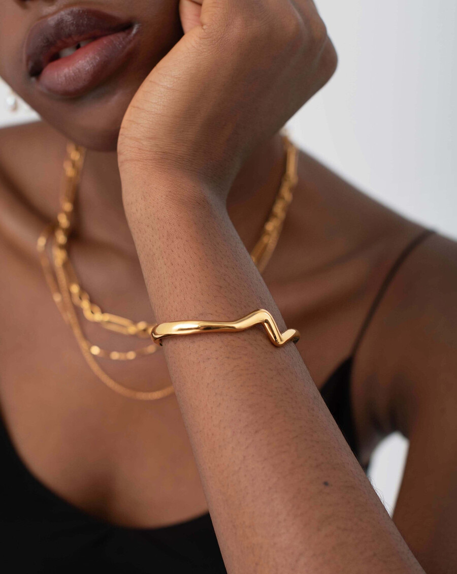 bracelet manchette en or à effet vague fondue