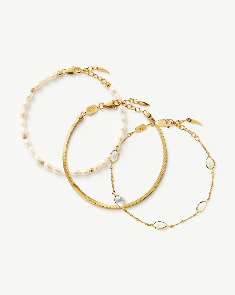 ensemble de trois bracelets en perles et chaîne serpent - or