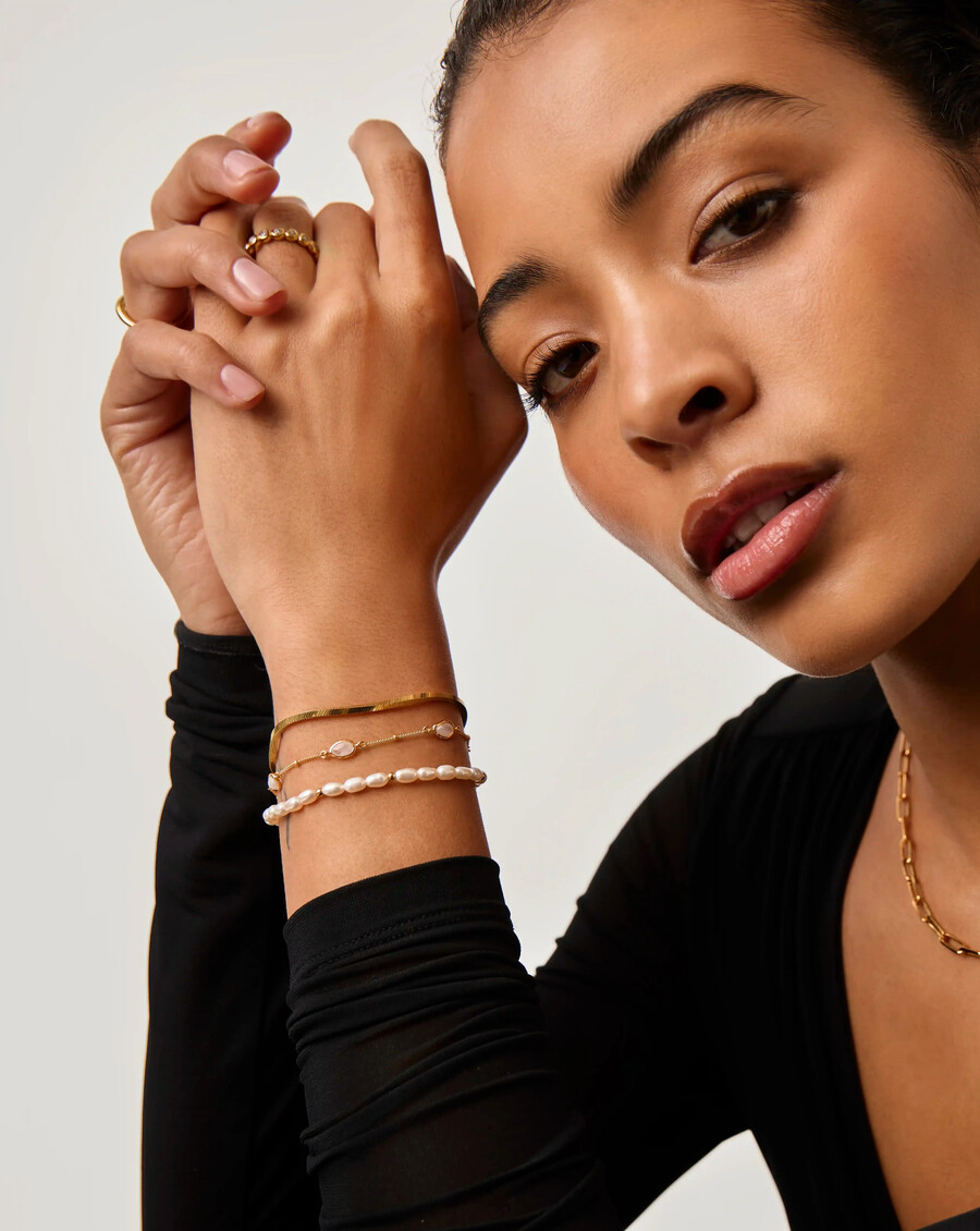 ensemble de trois bracelets en perles et chaîne serpent - or