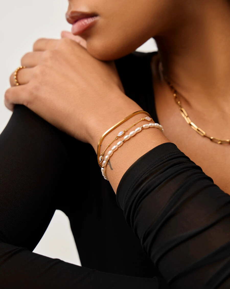 ensemble de trois bracelets en perles et chaîne serpent - or
