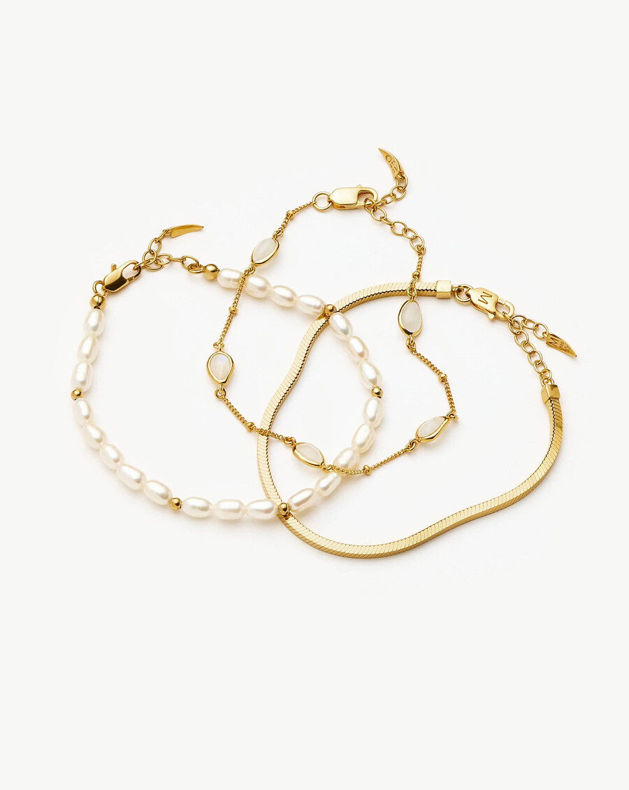 ensemble de trois bracelets en perles et chaîne serpent - or
