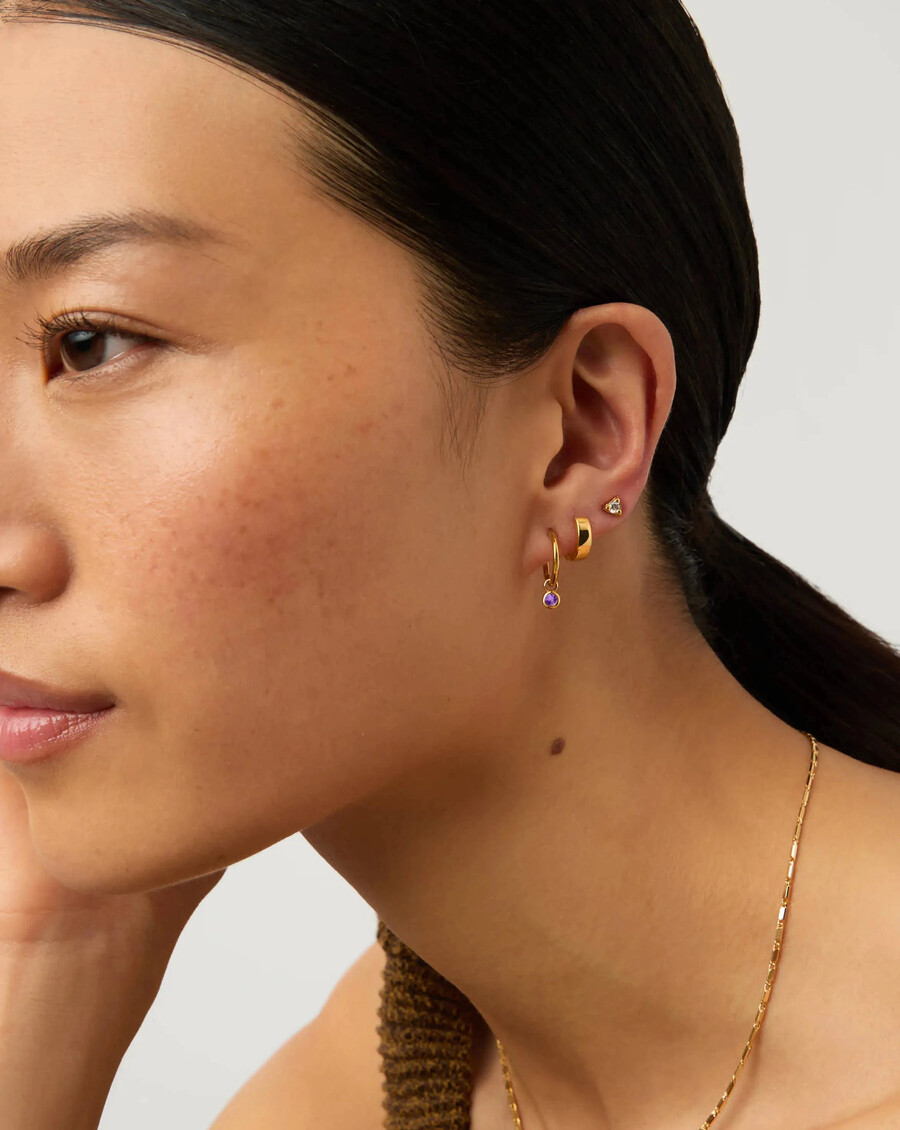 boucles doreilles créoles dorées avec mini pendentif pierre de naissance de février - améthyste