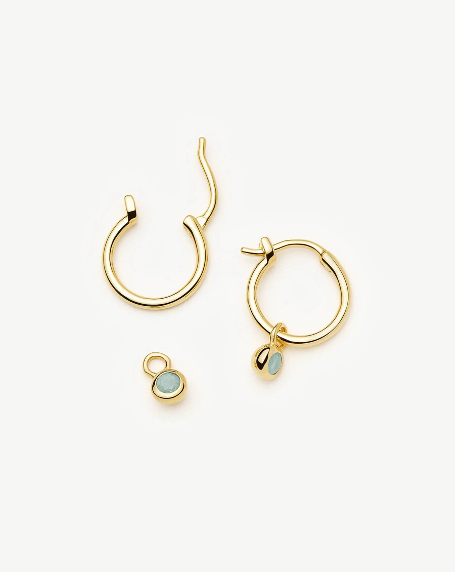 boucles doreilles créoles dorées avec mini pendentif pierre de naissance de mars - aigue-marine