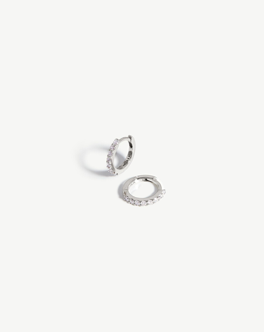 boucles doreilles créoles classiques en or blanc 14 carats serties de diamants