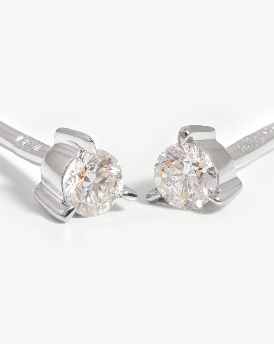 boucles doreilles puces en diamant solitaire fin et délicat
