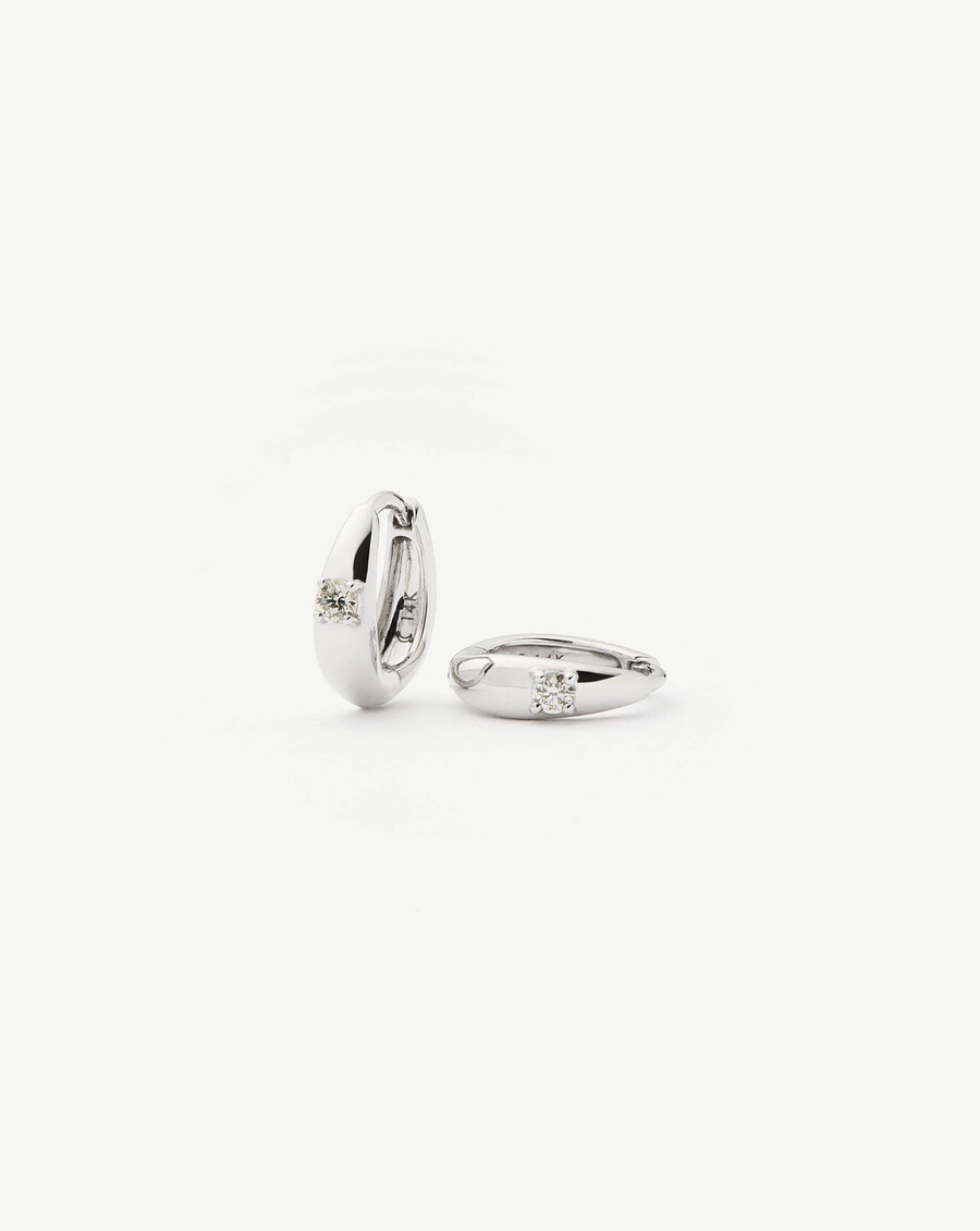 boucles doreilles créoles en or blanc massif 14 carats avec un diamant unique en forme de dôme