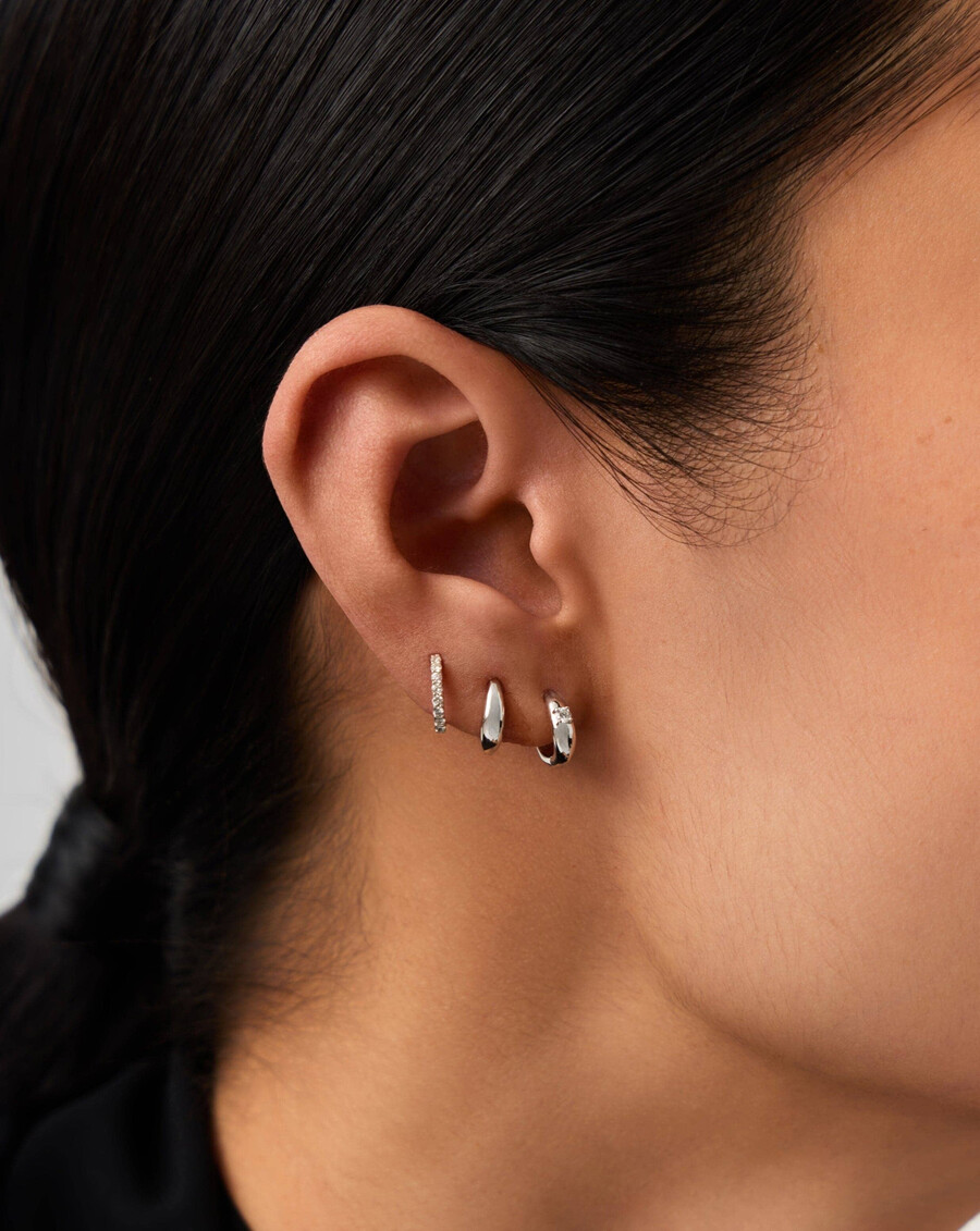 boucles doreilles créoles en or blanc massif 14 carats avec un diamant unique en forme de dôme
