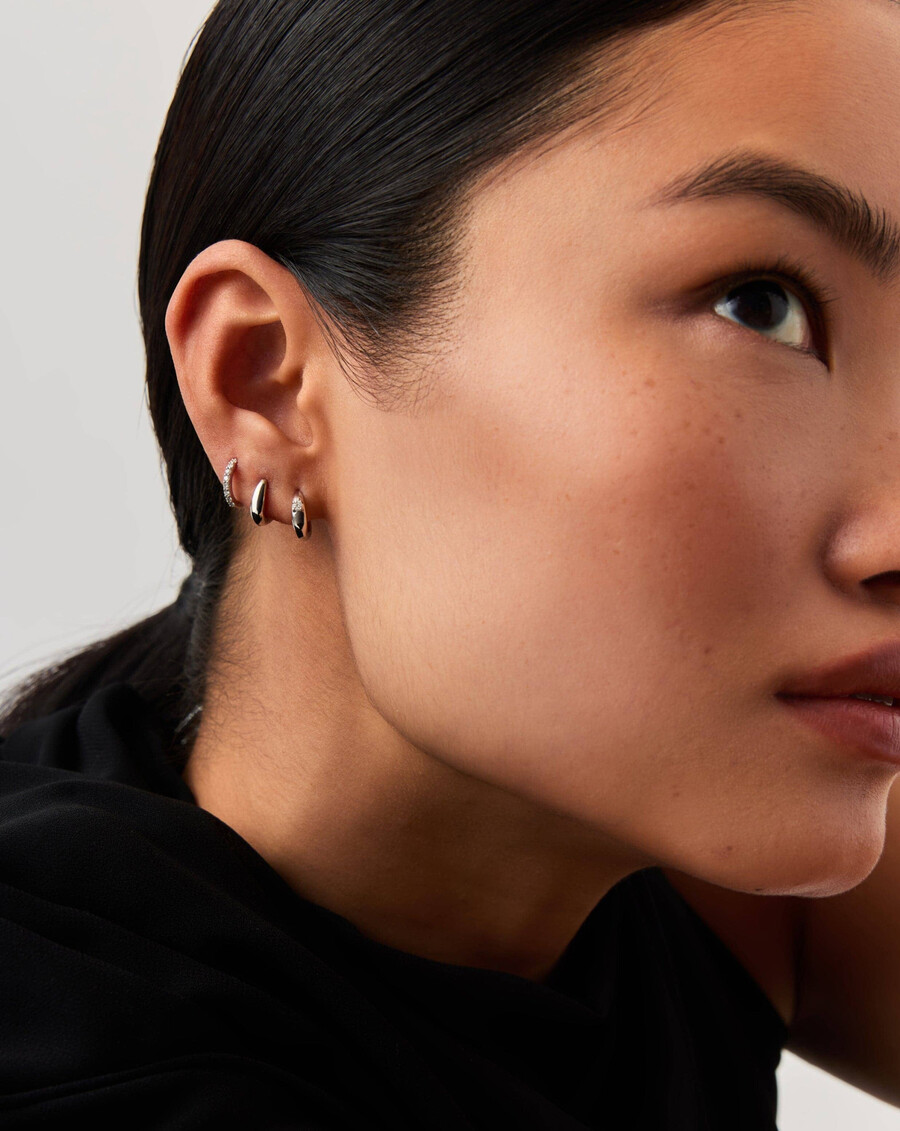 boucles doreilles créoles en or blanc massif 14 carats avec un diamant unique en forme de dôme