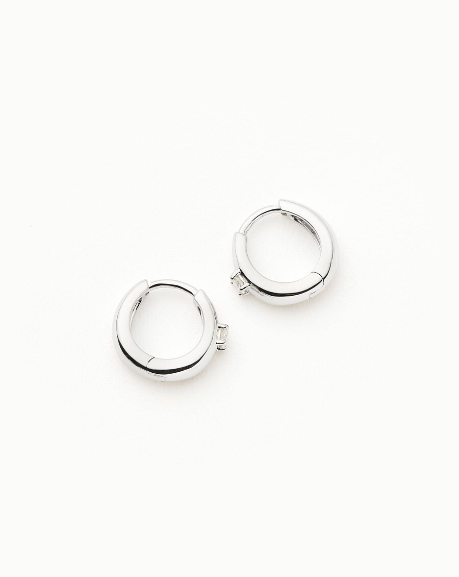 boucles doreilles créoles en or blanc massif 14 carats avec un diamant unique en forme de dôme