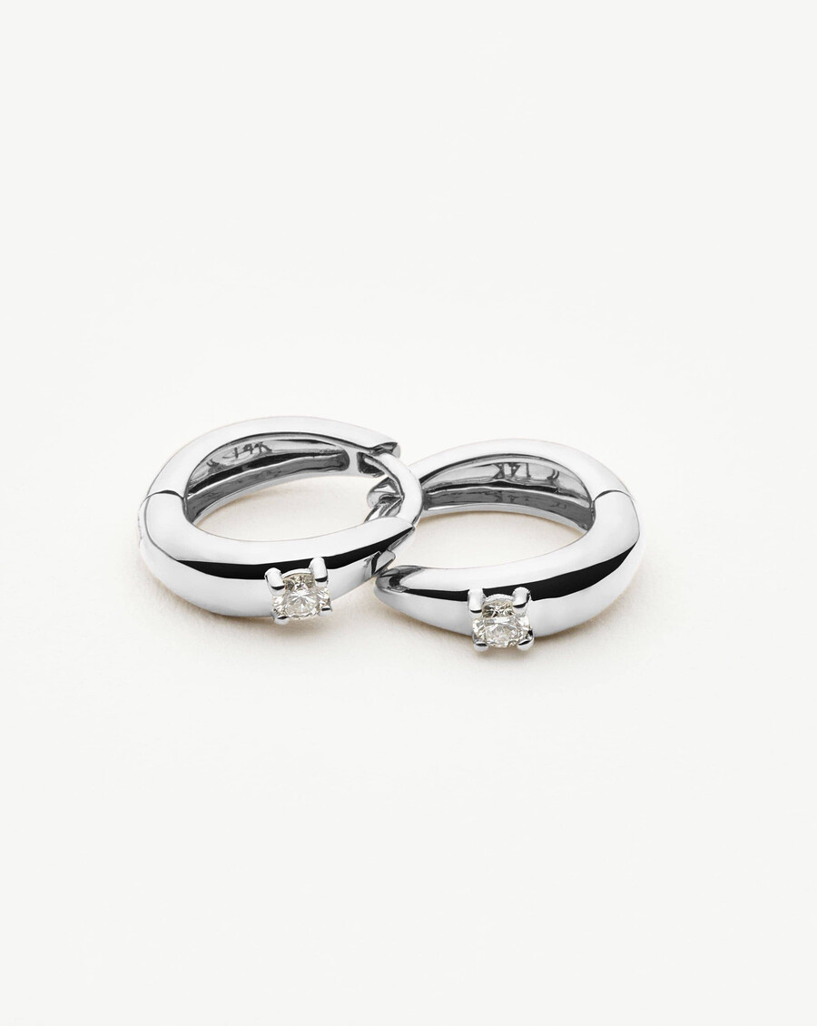 boucles doreilles créoles en or blanc massif 14 carats avec un diamant unique en forme de dôme