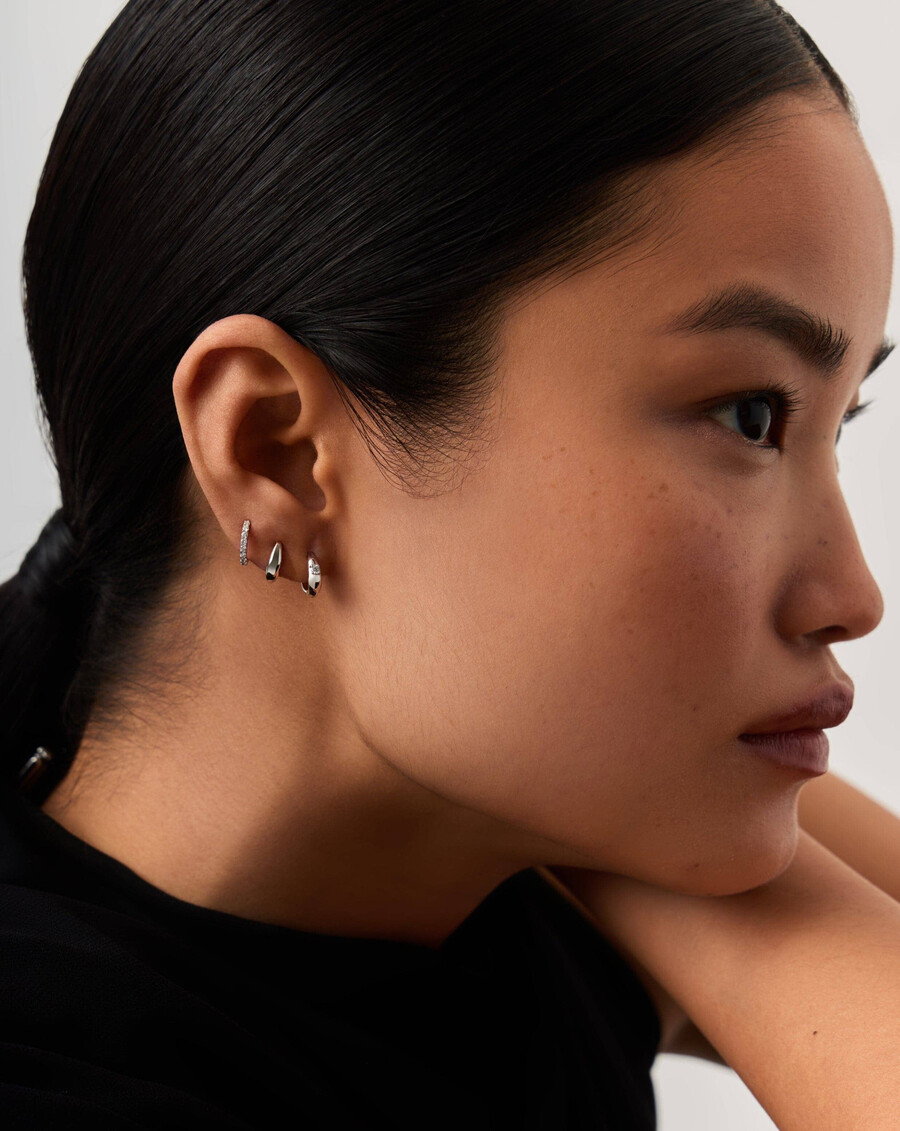 boucles doreilles créoles en or blanc massif 14 carats avec un diamant unique en forme de dôme