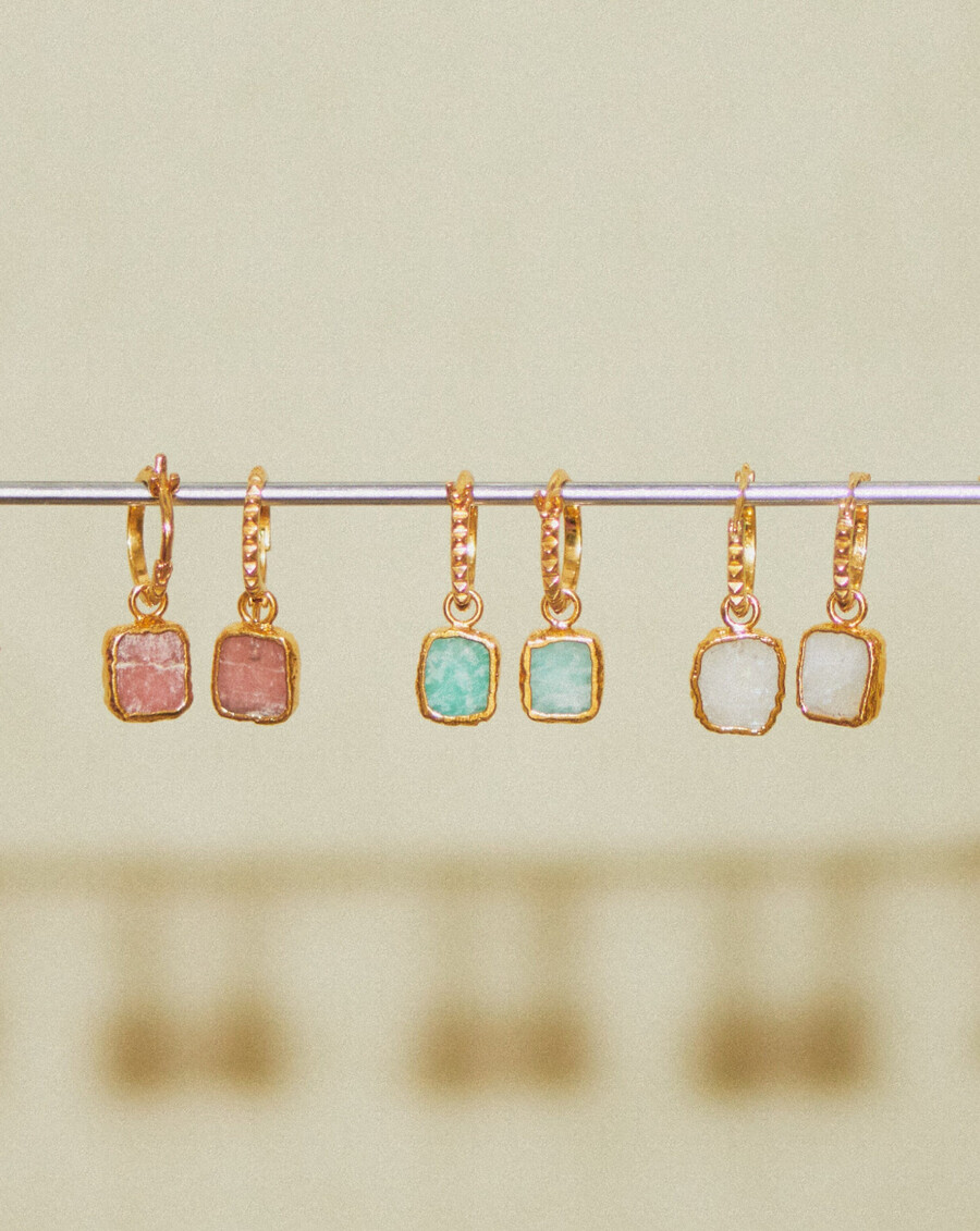 boucles doreilles créoles à breloque mini pyramide
