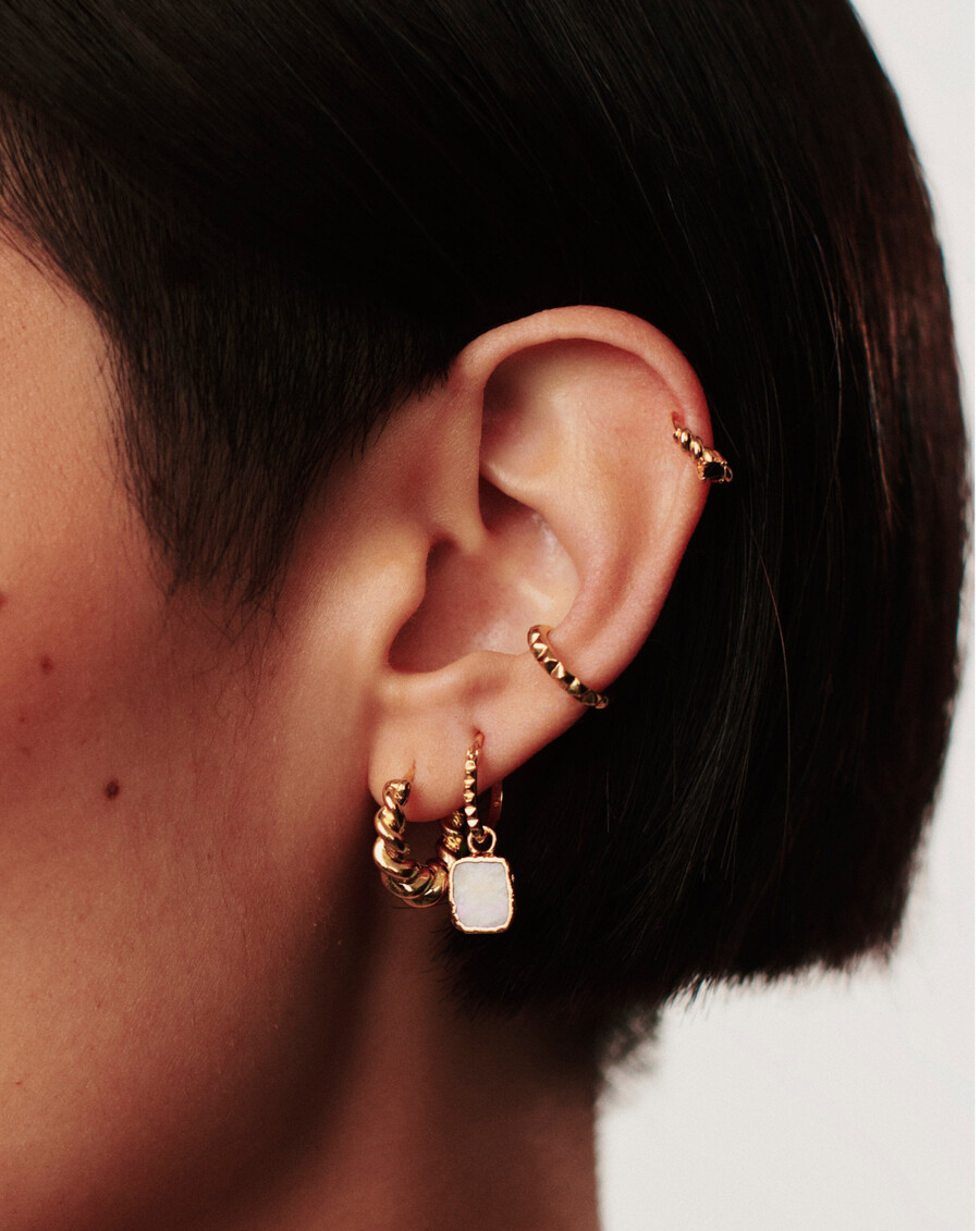 boucles doreilles créoles à breloque mini pyramide