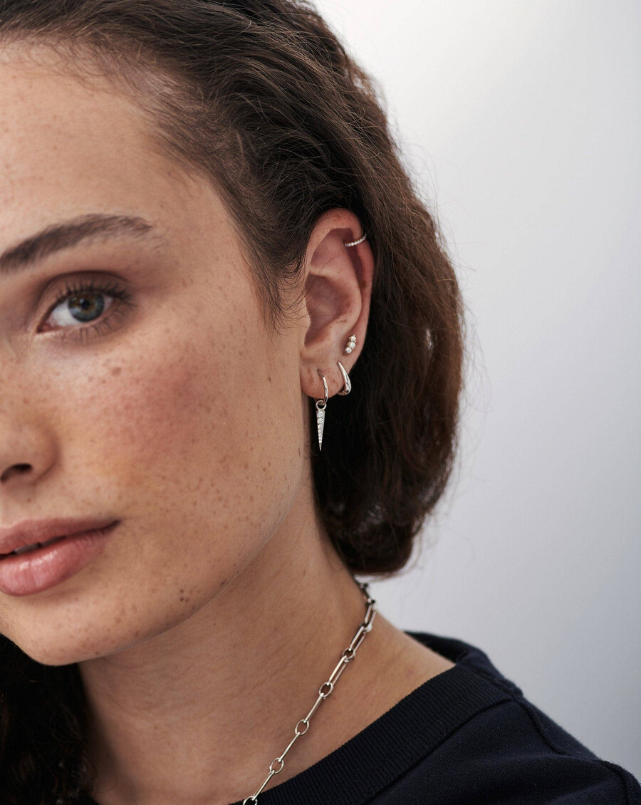 boucles doreilles créoles à petit pavage et pendentif à pointe