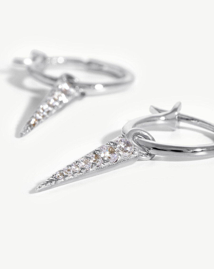 boucles doreilles créoles à petit pavage et pendentif à pointe