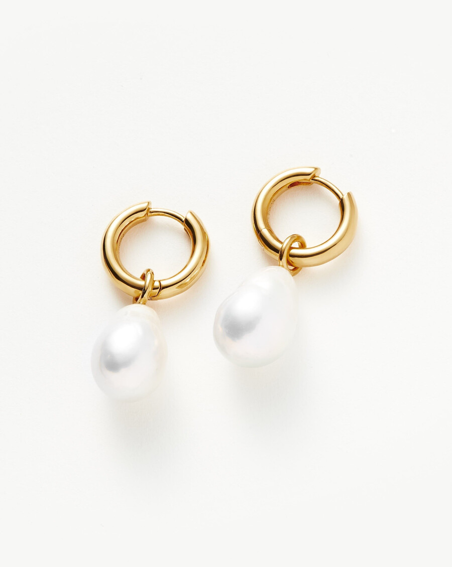 boucles doreilles créoles mini dorées avec tunnel en forme de goutte de perle baroque