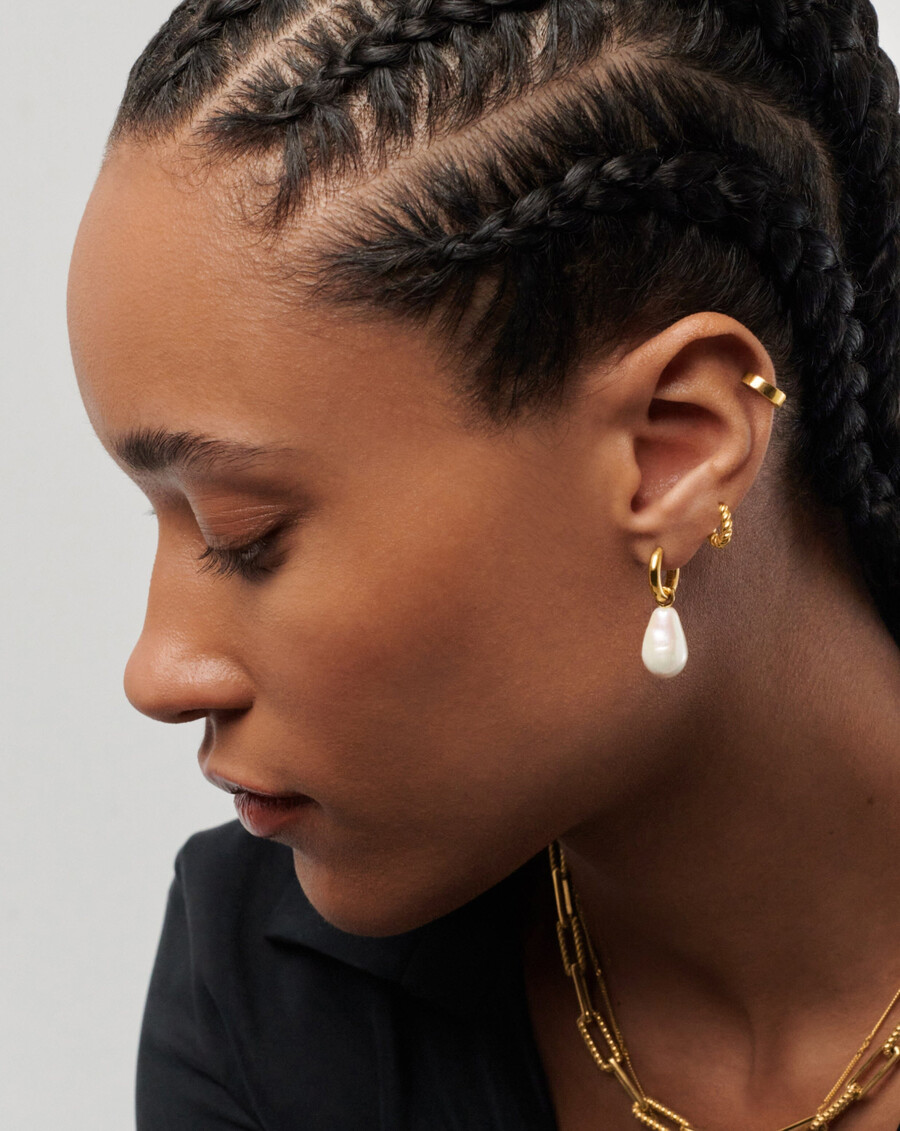 boucles doreilles créoles mini dorées avec tunnel en forme de goutte de perle baroque