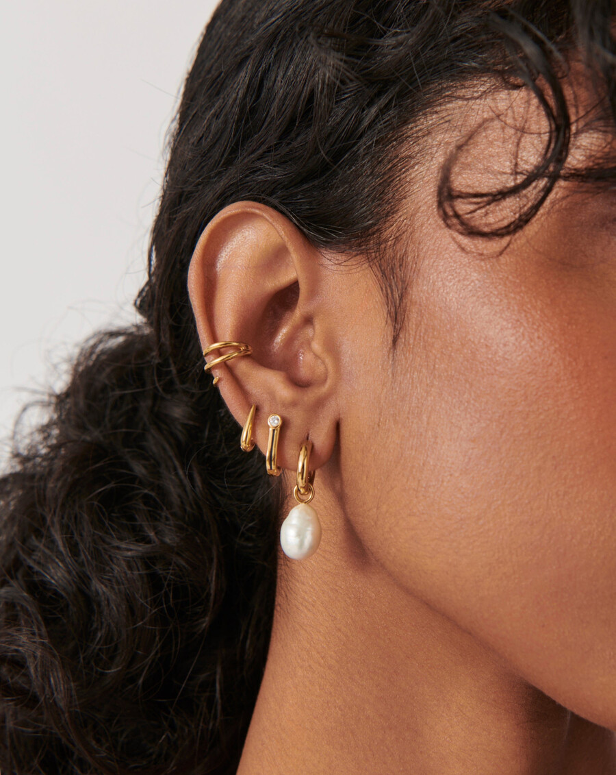 boucles doreilles créoles mini dorées avec tunnel en forme de goutte de perle baroque