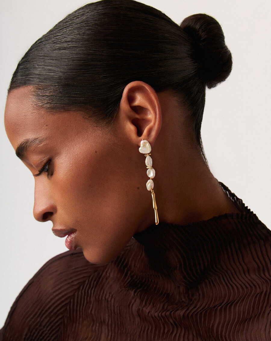 boucles doreilles pendantes sculpturales en perles keshi