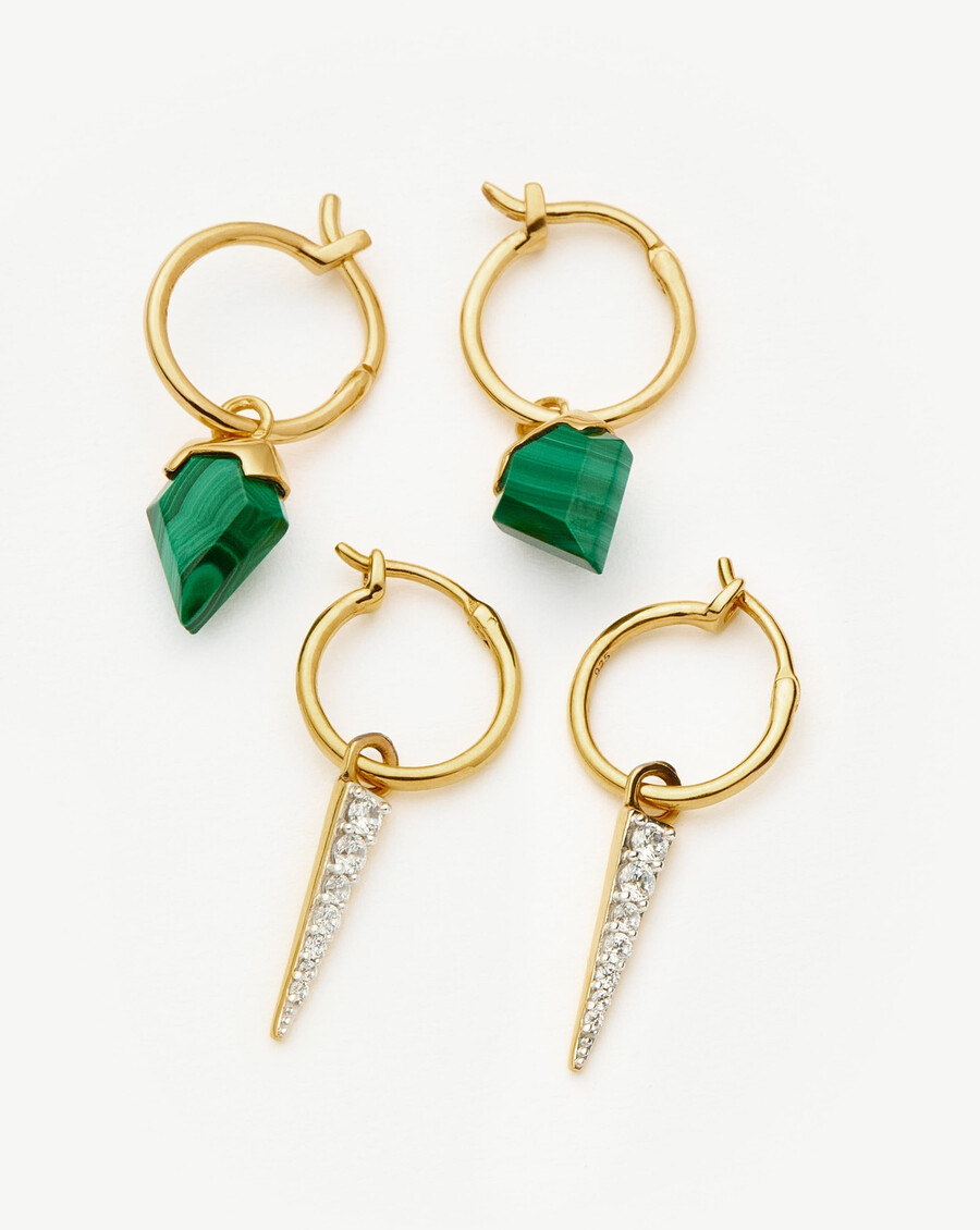 ensemble de boucles doreilles créoles avec pendentif bouclier et pointe