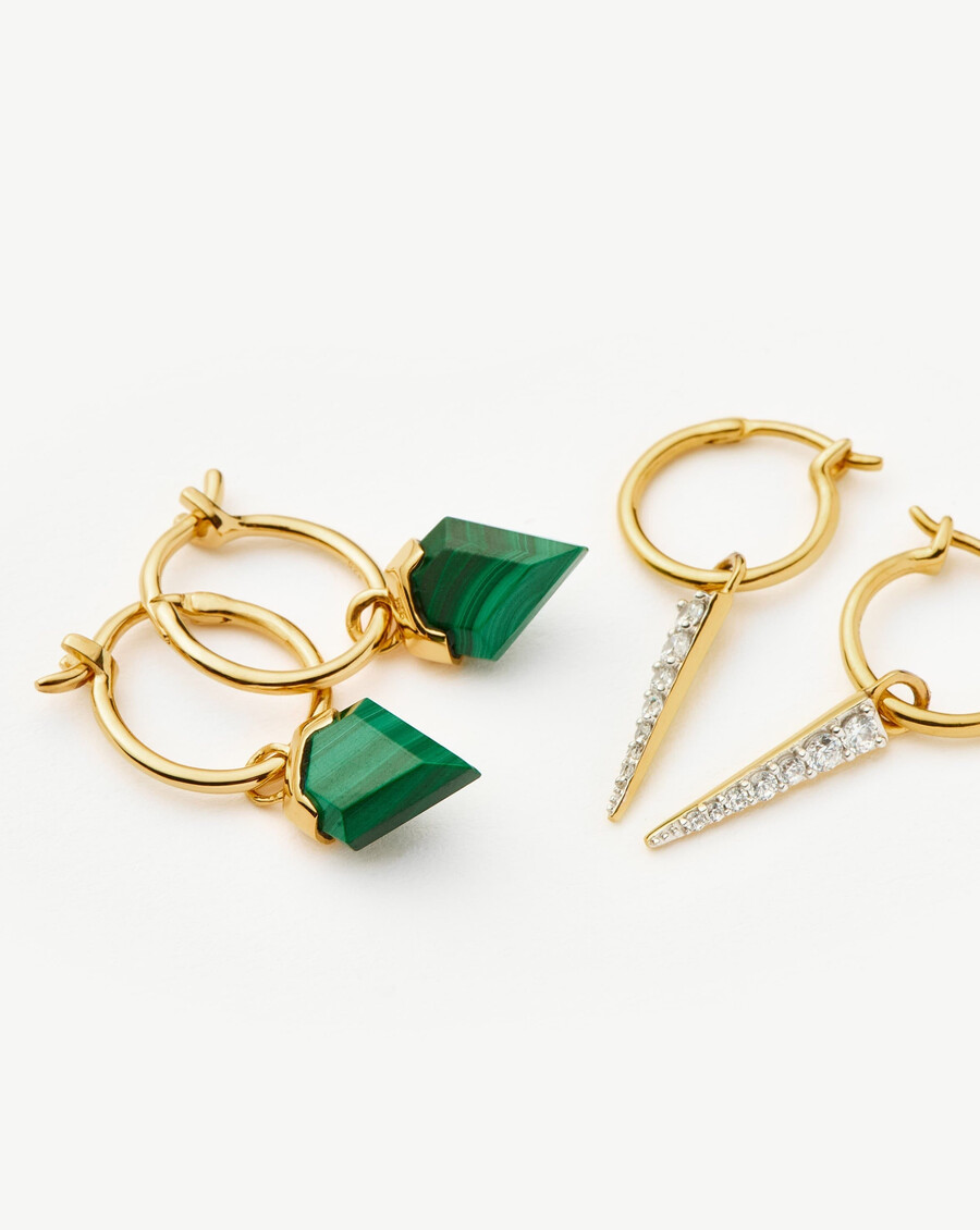ensemble de boucles doreilles créoles avec pendentif bouclier et pointe