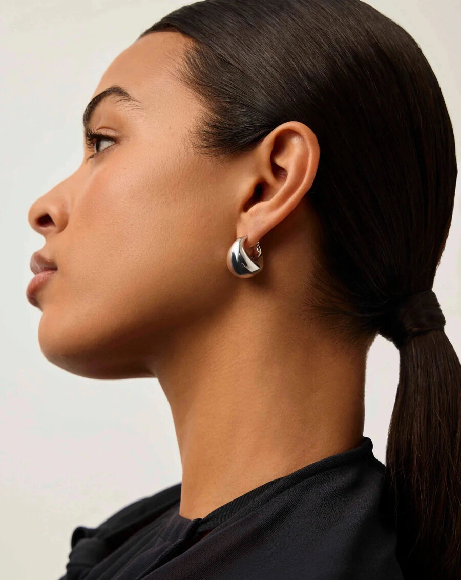 boucles doreilles créoles argentées en forme de dôme sculptural et arrondi - missoma