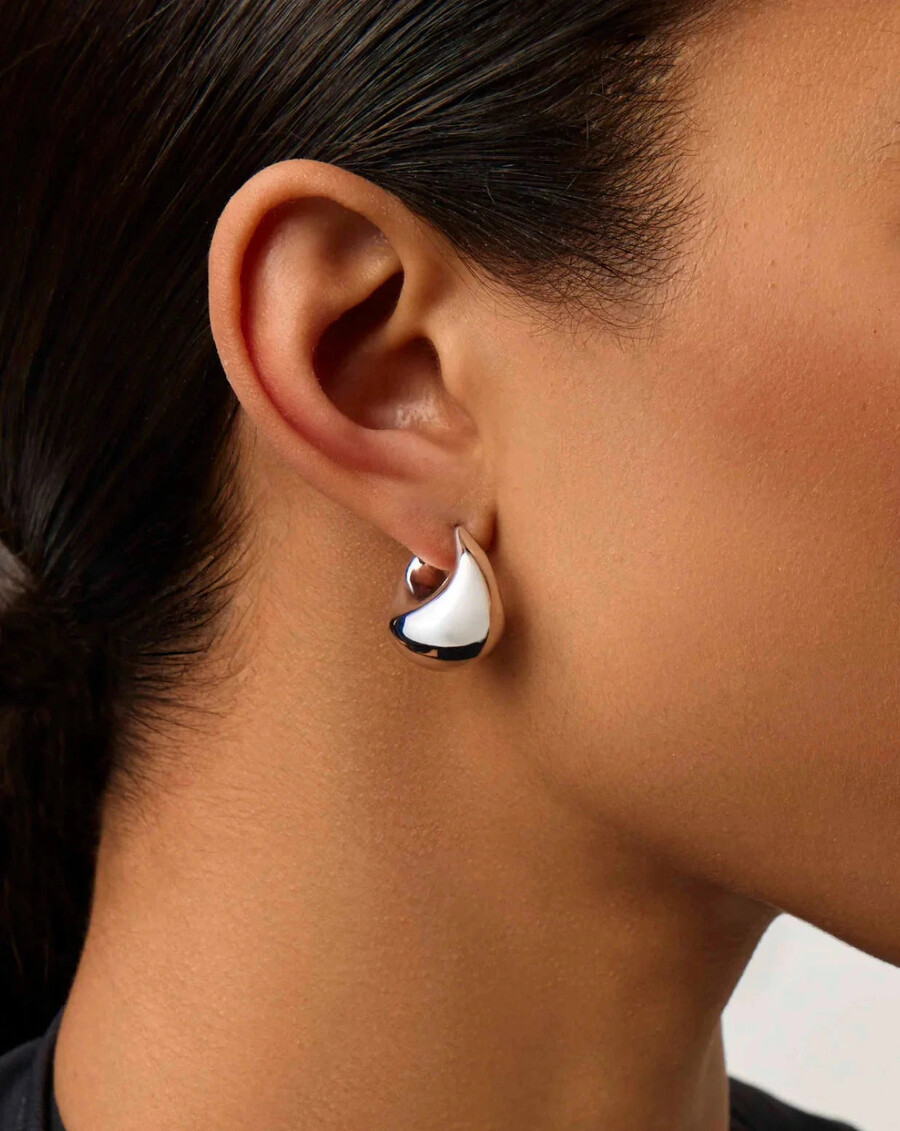 boucles doreilles créoles argentées en forme de dôme sculptural et arrondi - missoma