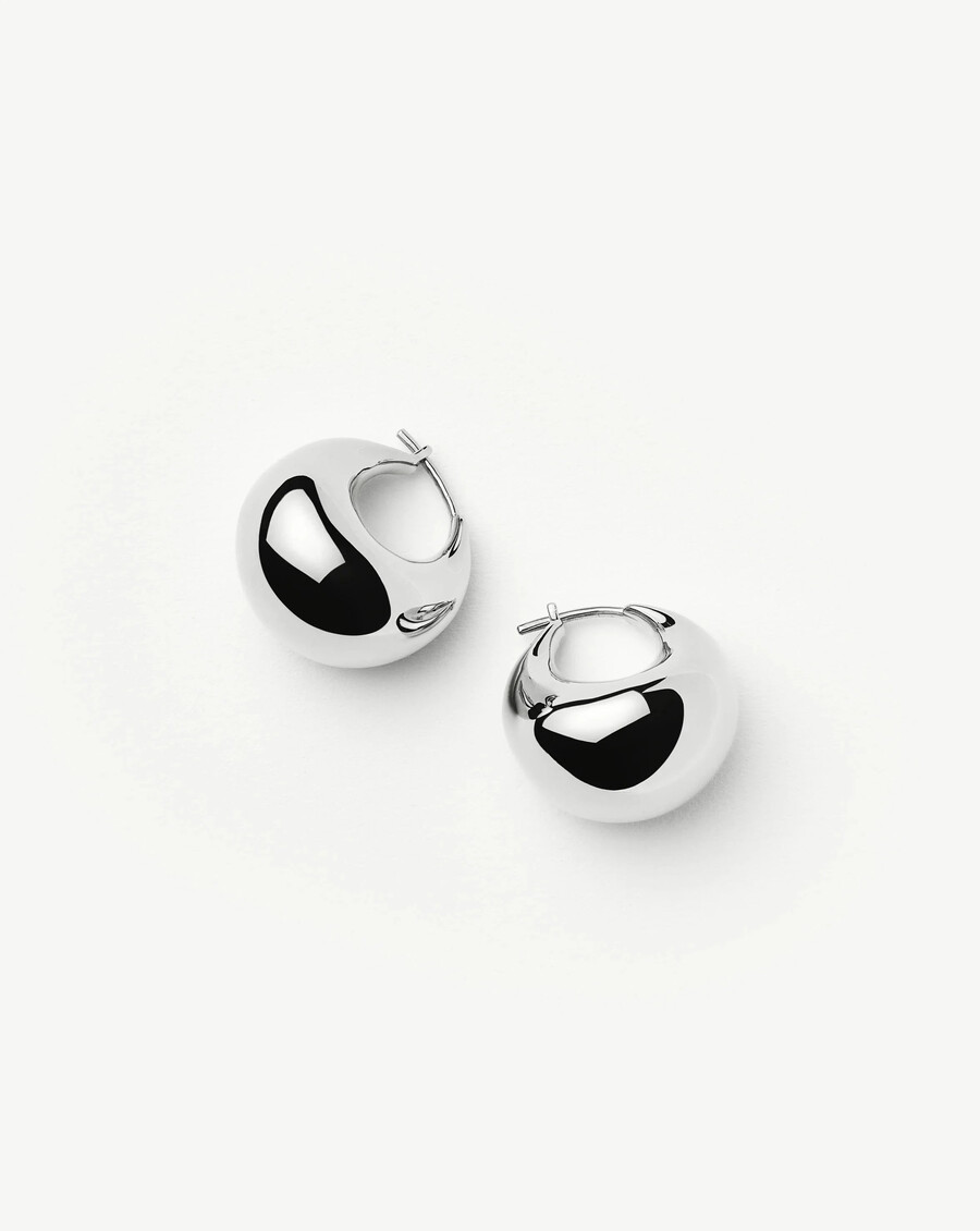 boucles doreilles créoles argentées en forme de dôme sculptural et arrondi - missoma