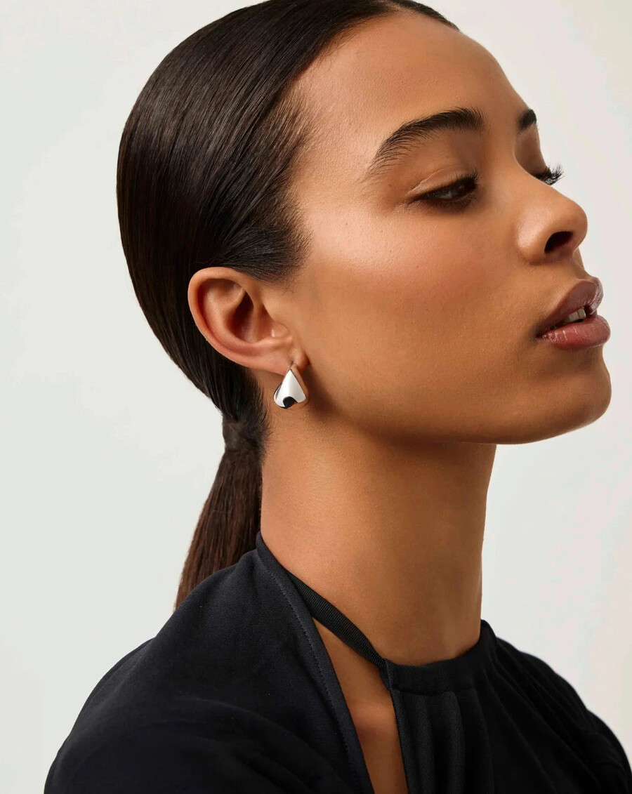 boucles doreilles créoles argentées en forme de dôme sculptural et arrondi - missoma