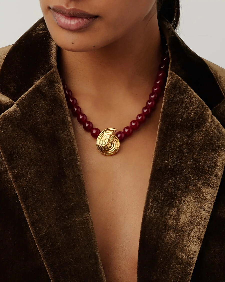 collier pendentif spirale en perles de pierre précieuse - cerise foncée