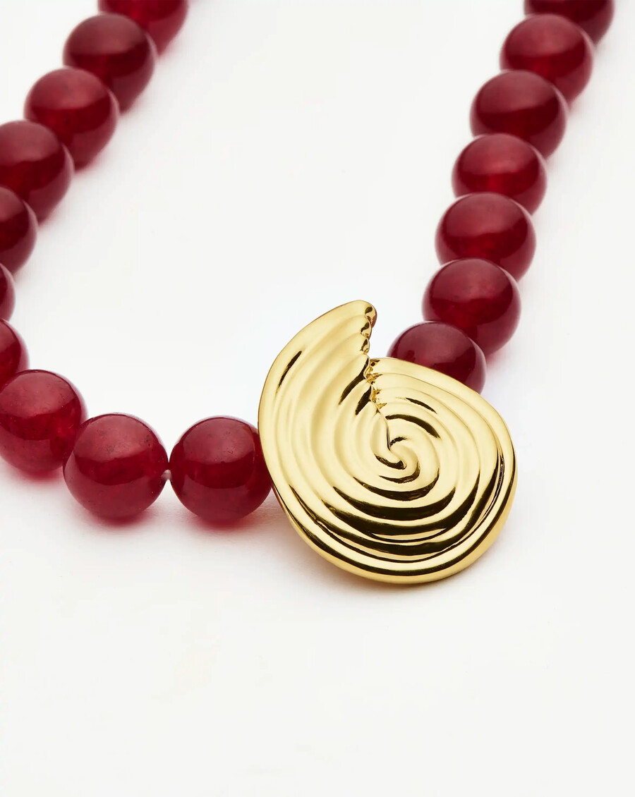 collier pendentif spirale en perles de pierre précieuse - cerise foncée