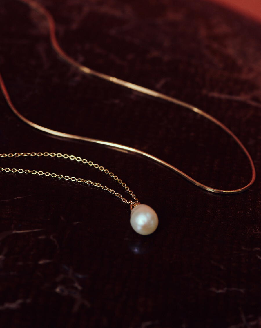 collier pendentif en perles baroques fines et organiques