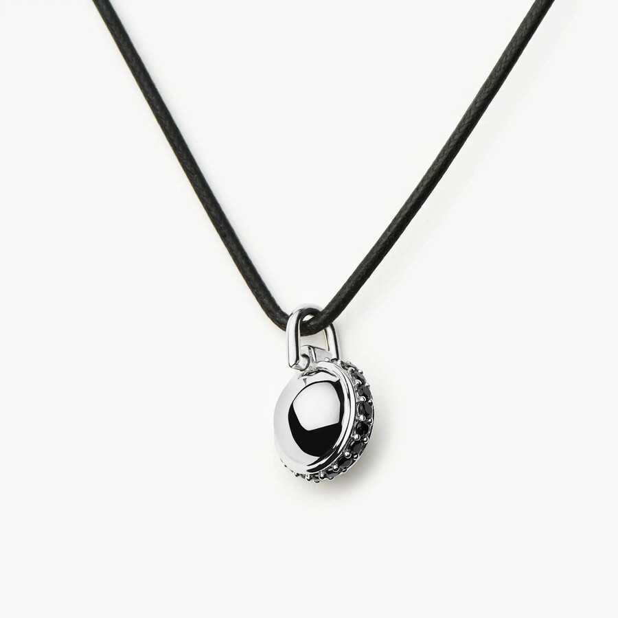 collier avec pendentif en onyx noir et cordon