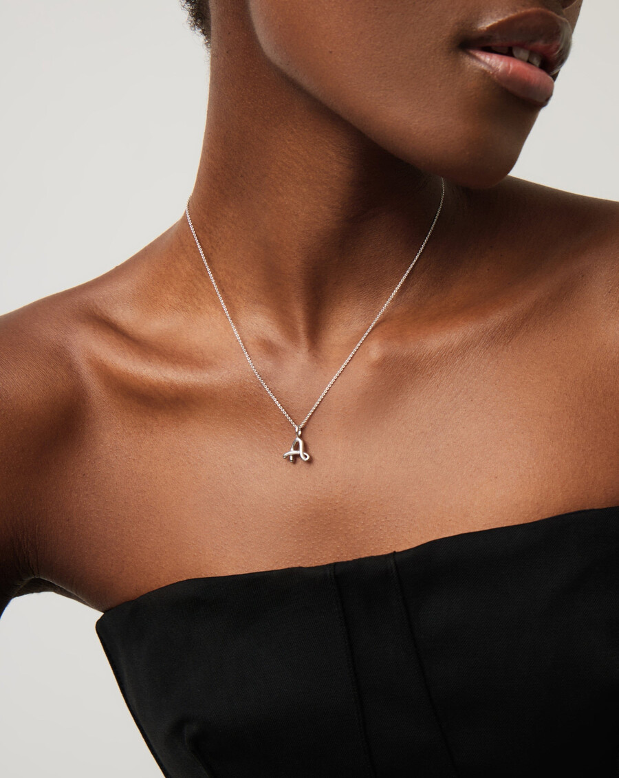 collier initial miniature en argent fondu bouclé - a