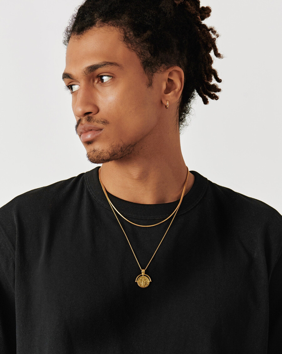 collier long en or lucy williams avec pièce en arc romain gravable