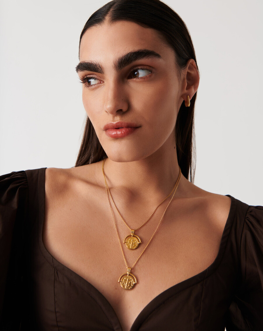 collier long en or lucy williams avec pièce en arc romain gravable
