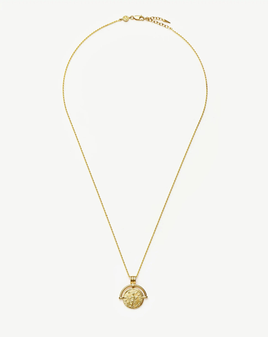 collier long en or lucy williams avec pièce en arc romain gravable
