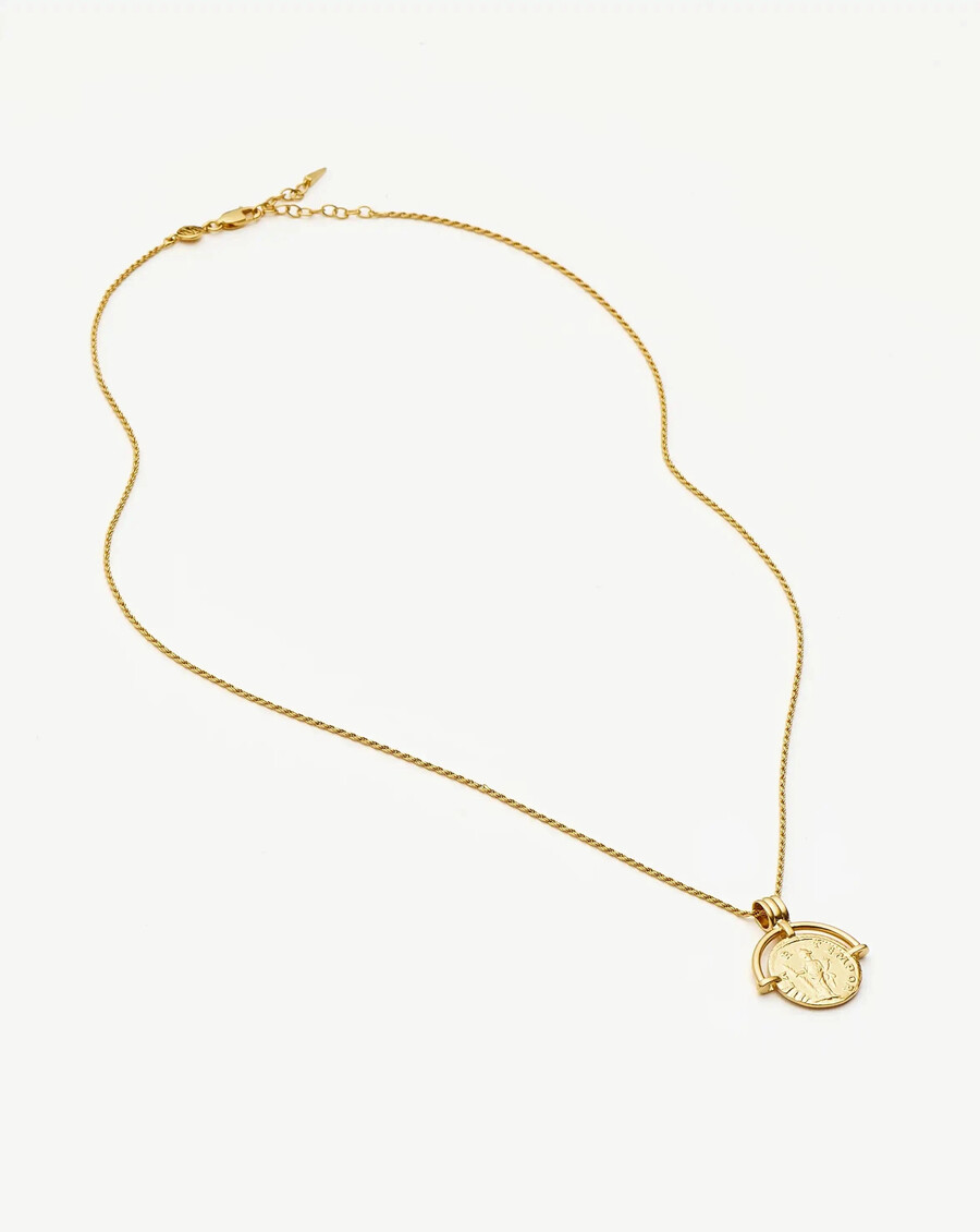 collier long en or lucy williams avec pièce en arc romain gravable