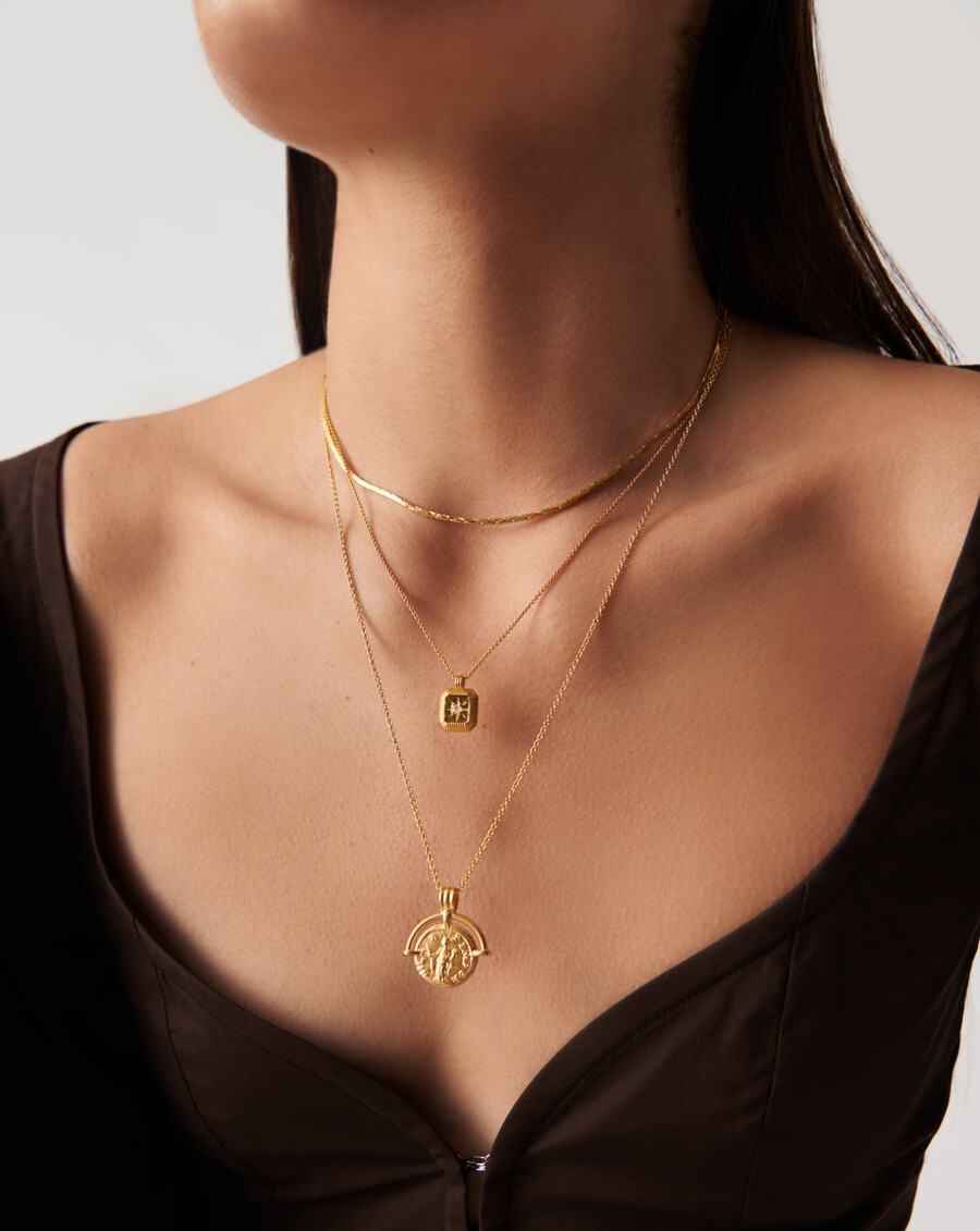 collier long en or lucy williams avec pièce en arc romain gravable