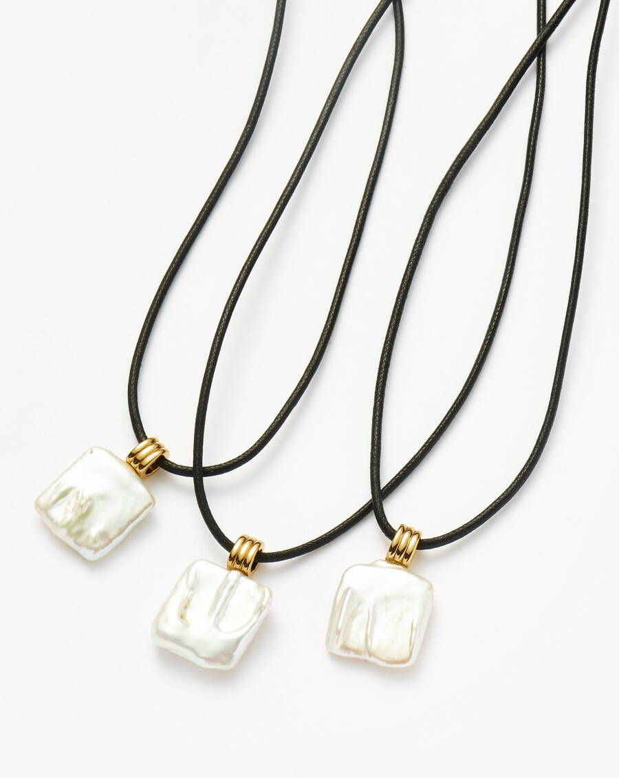 collier cordon avec pendentif perle carrée - or
