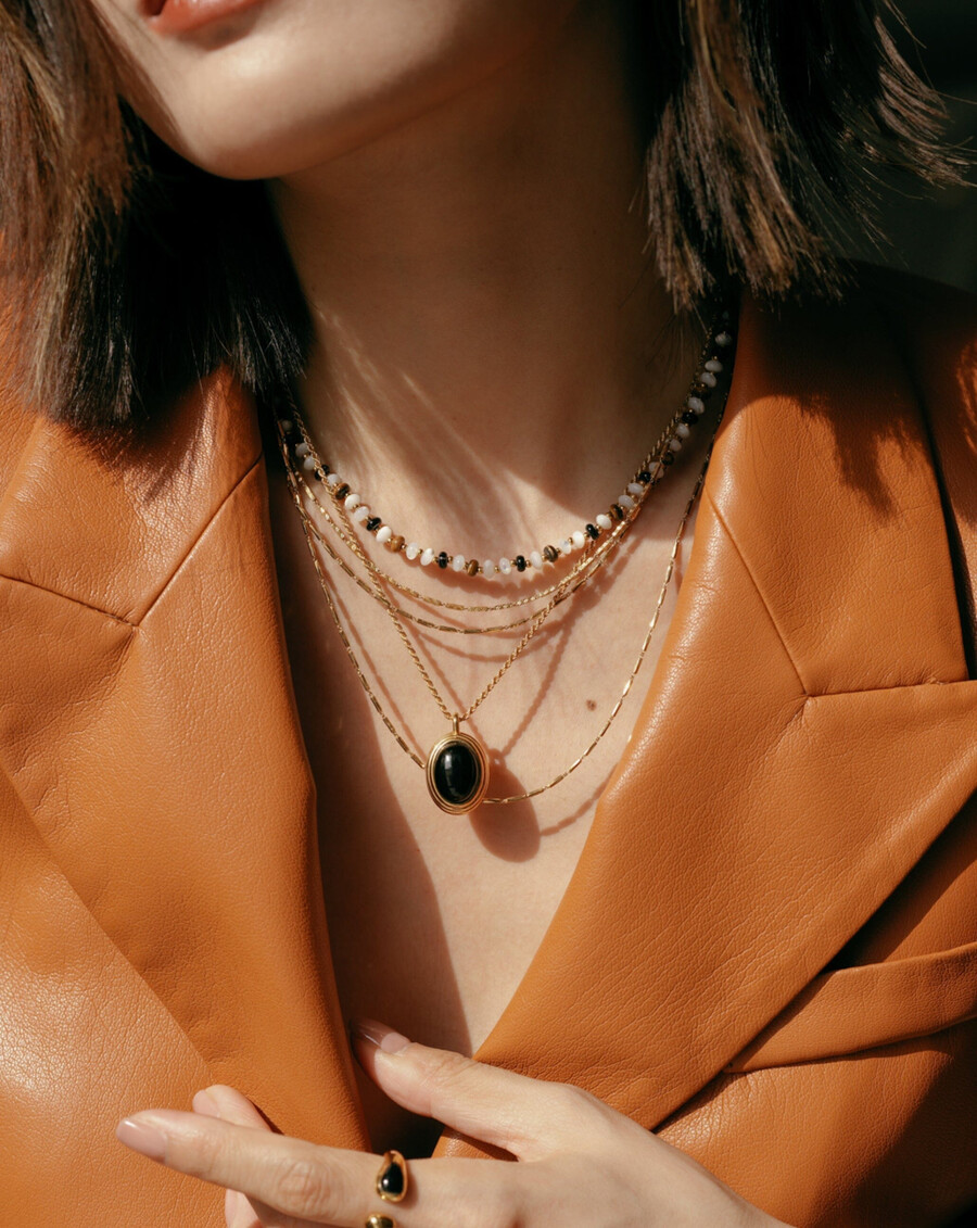 collier de perles et pierres précieuses savi
