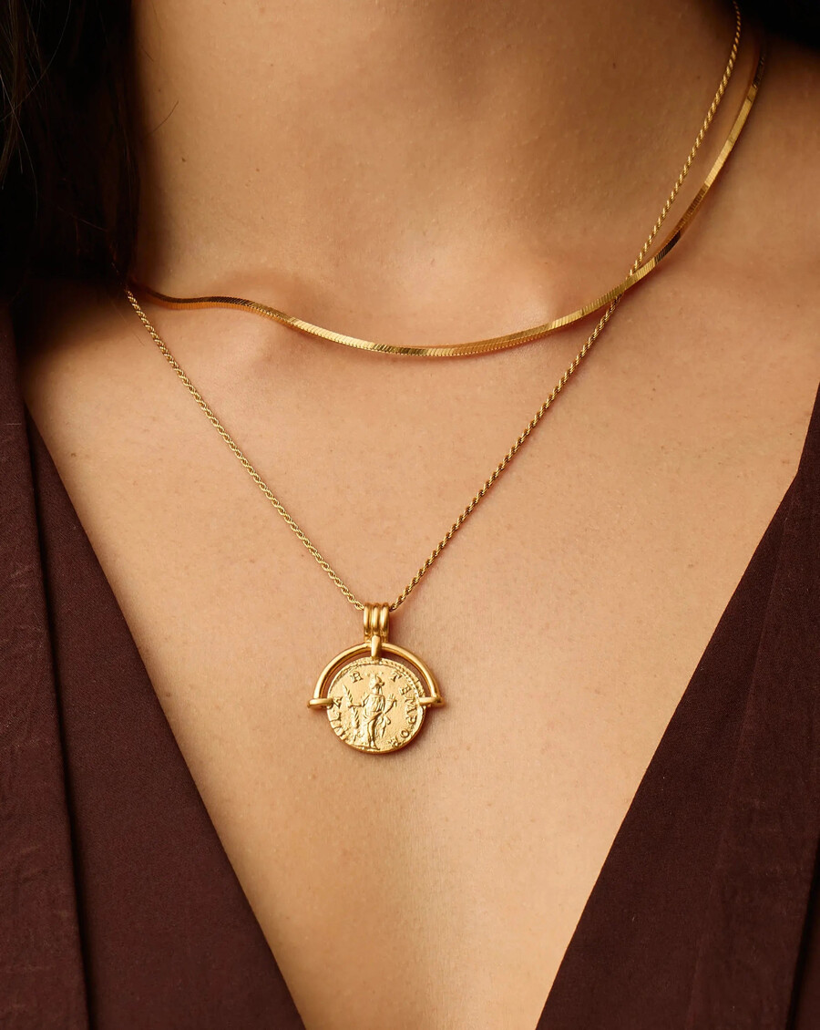 ensemble collier lucy williams en or avec arc romain et serpent