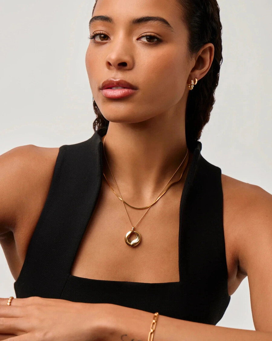 collier pendentif sculptural ridge en or fondu