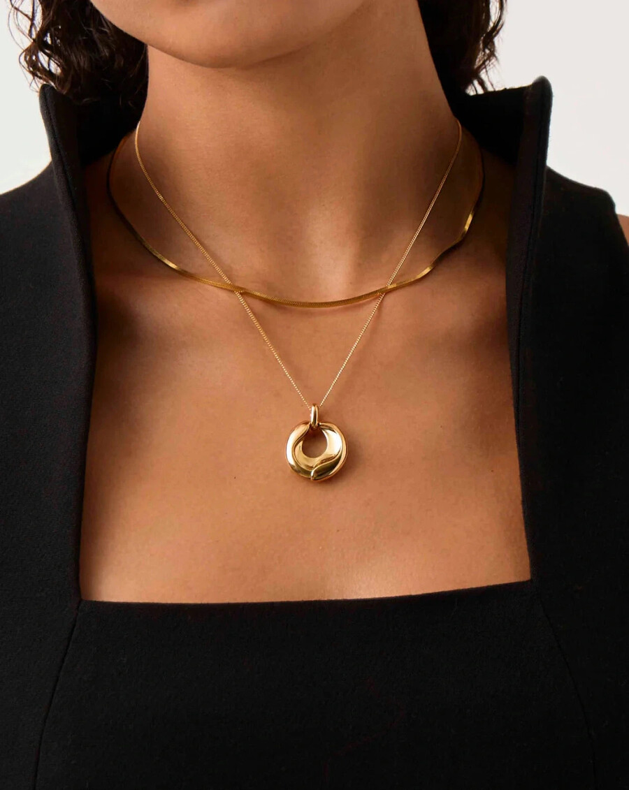 collier pendentif sculptural ridge en or fondu