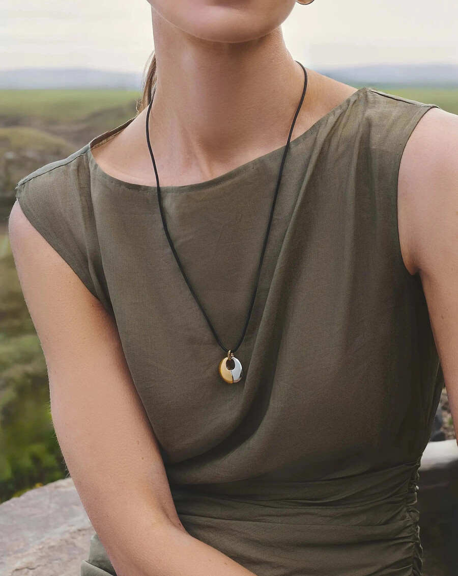 ensemble collier et pendentif galet sculptural