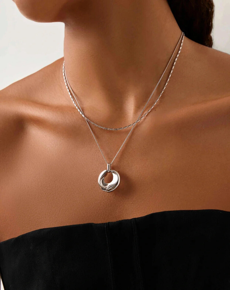 collier pendentif sculptural ridge en argent fondu