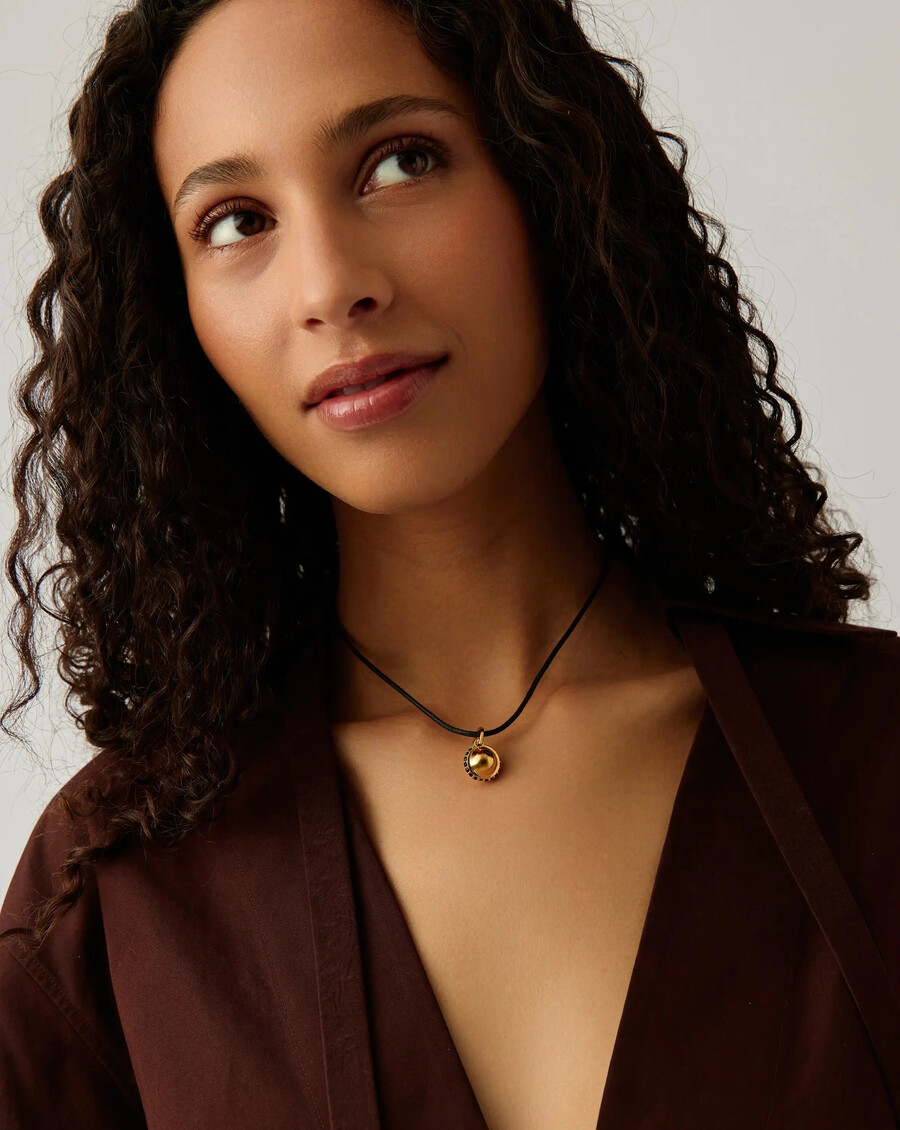 collier avec pendentif en pierre précieuse sphérique