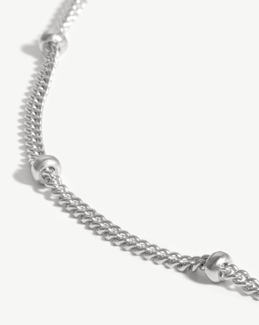 collier à long pompon