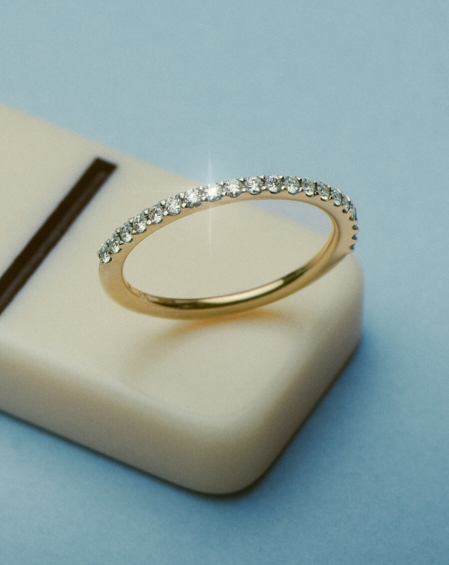 bague demi-alliance fine et élégante